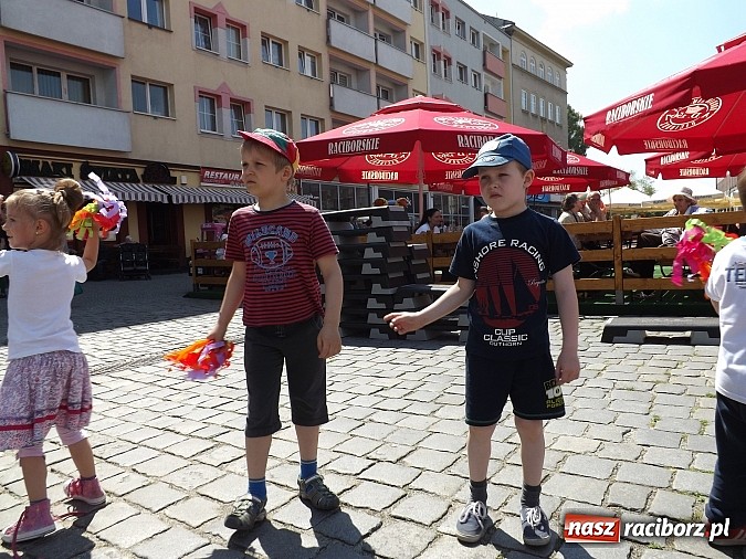 Zdjęcie w galerii na portalu naszraciborz.pl: Studencki kolorowy happening na Rynku wiadomości z regionu