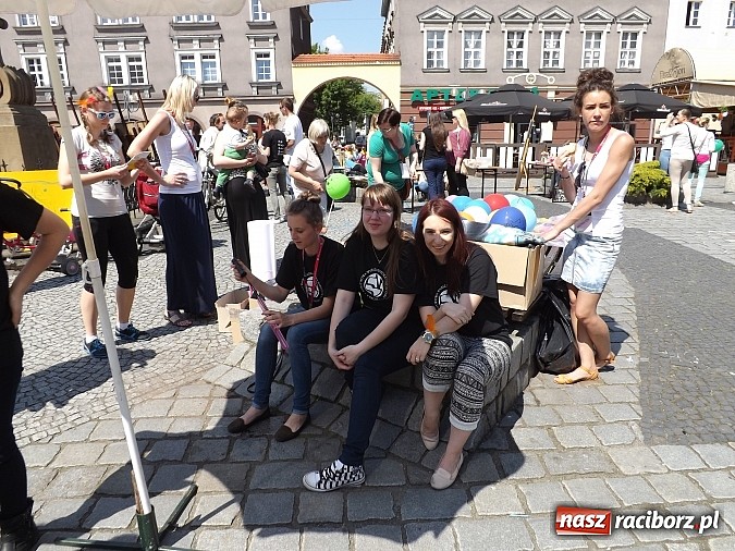 Zdjęcie w galerii na portalu naszraciborz.pl: Studencki kolorowy happening na Rynku wiadomości z regionu