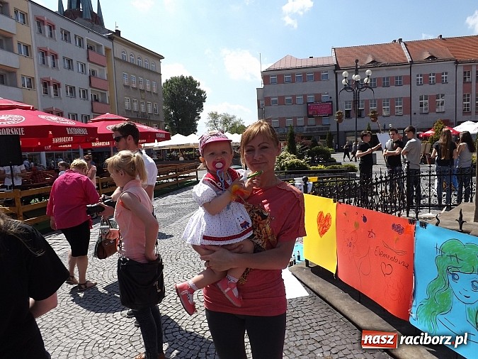 Zdjęcie w galerii na portalu naszraciborz.pl: Studencki kolorowy happening na Rynku wiadomości z regionu