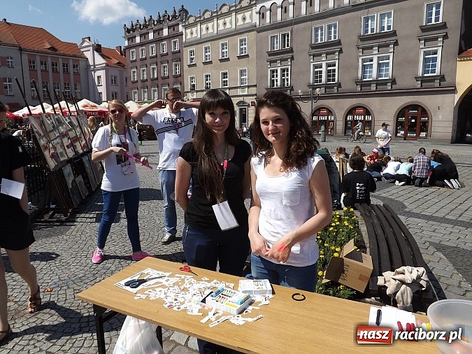 Zdjęcie w galerii na portalu naszraciborz.pl: Studencki kolorowy happening na Rynku wiadomości z regionu
