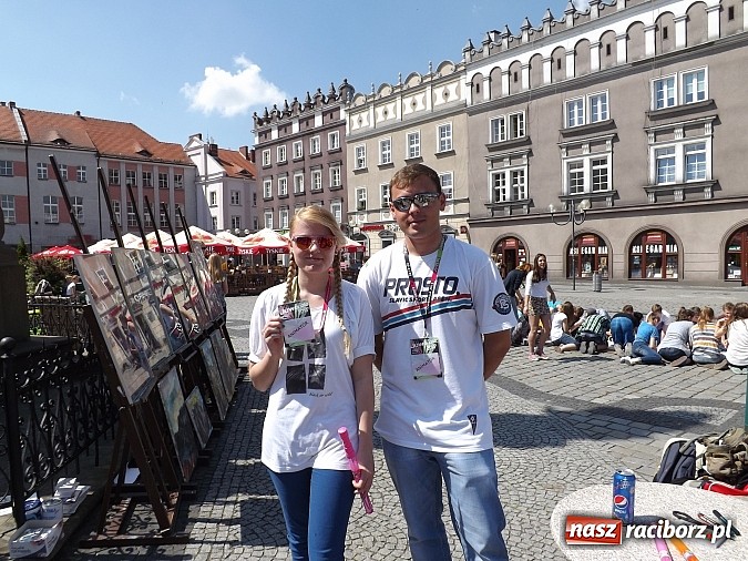 Zdjęcie w galerii na portalu naszraciborz.pl: Studencki kolorowy happening na Rynku wiadomości z regionu