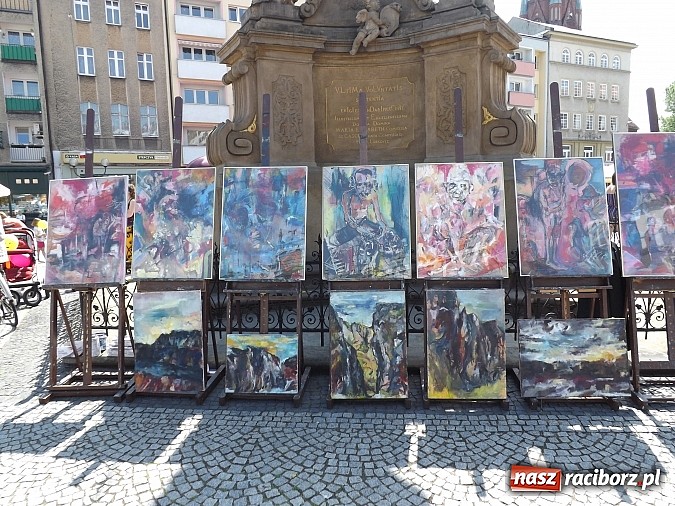 Zdjęcie w galerii na portalu naszraciborz.pl: Studencki kolorowy happening na Rynku wiadomości z regionu