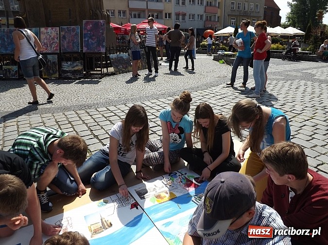 Zdjęcie w galerii na portalu naszraciborz.pl: Studencki kolorowy happening na Rynku wiadomości z regionu