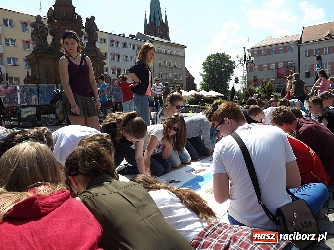 Zdjęcie w galerii na portalu naszraciborz.pl: Studencki kolorowy happening na Rynku wiadomości z regionu