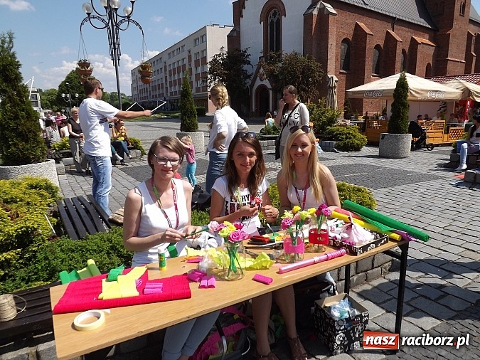 Zdjęcie w galerii na portalu naszraciborz.pl: Studencki kolorowy happening na Rynku wiadomości z regionu