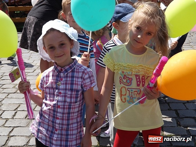Zdjęcie w galerii na portalu naszraciborz.pl: Studencki kolorowy happening na Rynku wiadomości z regionu
