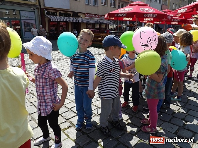 Zdjęcie w galerii na portalu naszraciborz.pl: Studencki kolorowy happening na Rynku wiadomości z regionu