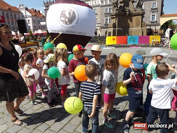 Zdjęcie w galerii na portalu naszraciborz.pl: Studencki kolorowy happening na Rynku wiadomości z regionu