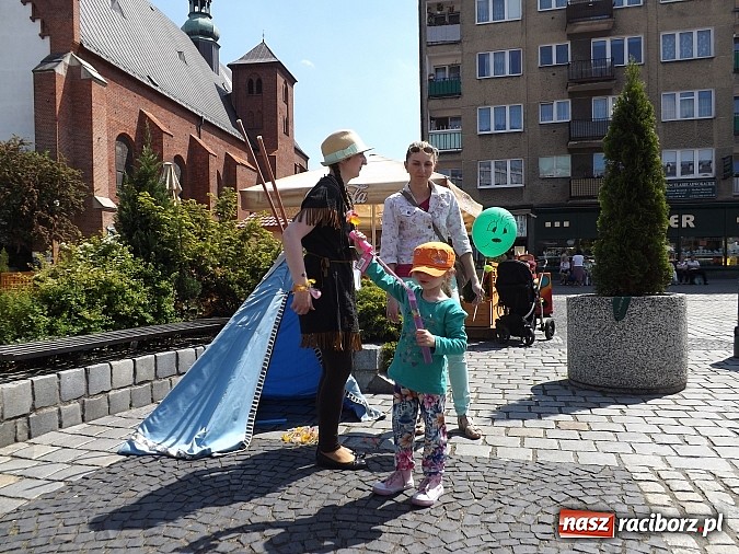 Zdjęcie w galerii na portalu naszraciborz.pl: Studencki kolorowy happening na Rynku wiadomości z regionu