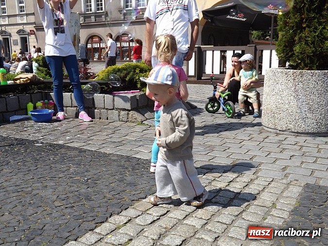 Zdjęcie w galerii na portalu naszraciborz.pl: Studencki kolorowy happening na Rynku wiadomości z regionu