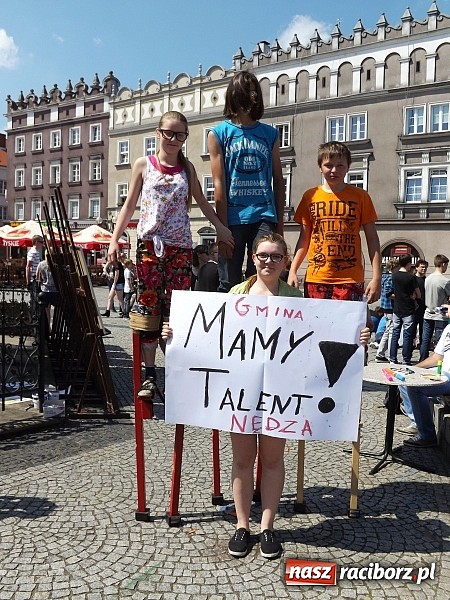 Zdjęcie w galerii na portalu naszraciborz.pl: Studencki kolorowy happening na Rynku wiadomości z regionu