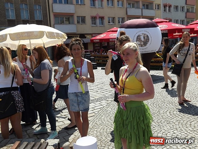Zdjęcie w galerii na portalu naszraciborz.pl: Studencki kolorowy happening na Rynku wiadomości z regionu
