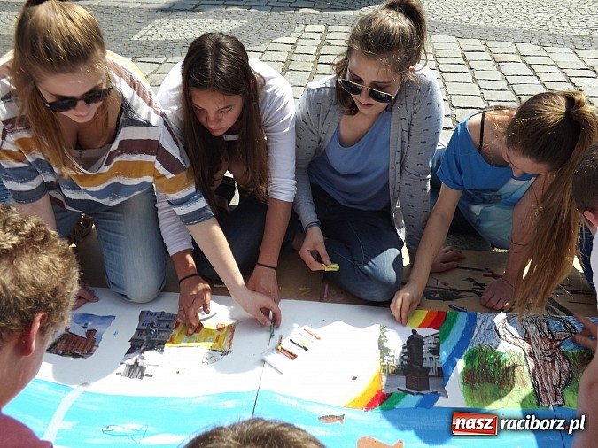 Zdjęcie w galerii na portalu naszraciborz.pl: Studencki kolorowy happening na Rynku wiadomości z regionu