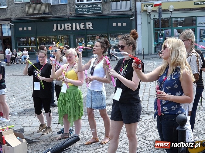 Zdjęcie w galerii na portalu naszraciborz.pl: Studencki kolorowy happening na Rynku wiadomości z regionu