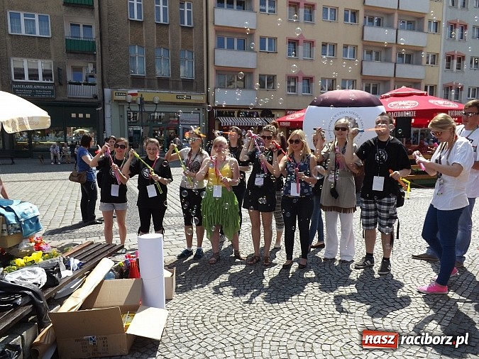 Zdjęcie w galerii na portalu naszraciborz.pl: Studencki kolorowy happening na Rynku wiadomości z regionu