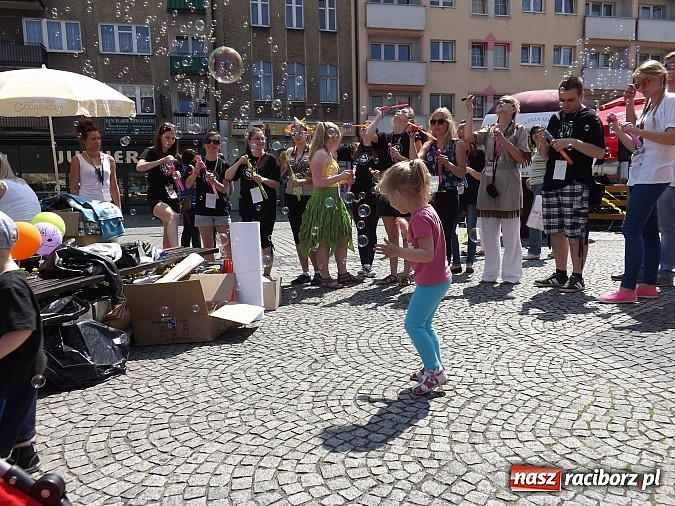 Zdjęcie w galerii na portalu naszraciborz.pl: Studencki kolorowy happening na Rynku wiadomości z regionu