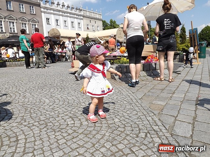 Zdjęcie w galerii na portalu naszraciborz.pl: Studencki kolorowy happening na Rynku wiadomości z regionu
