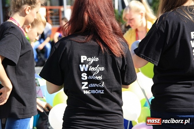 Zdjęcie w galerii na portalu naszraciborz.pl: Studencki kolorowy happening na Rynku wiadomości z regionu