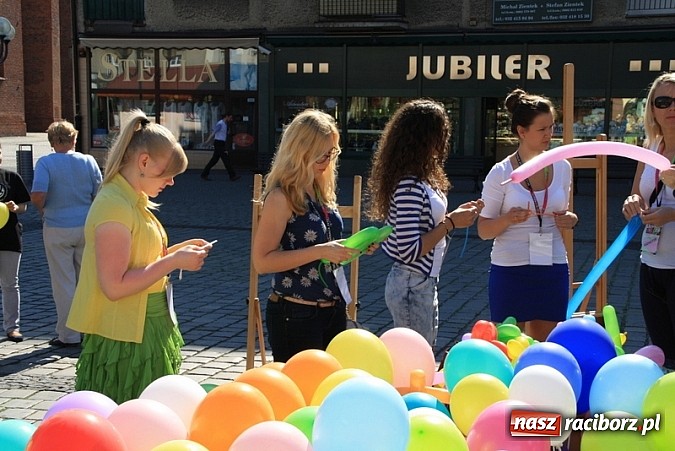 Zdjęcie w galerii na portalu naszraciborz.pl: Studencki kolorowy happening na Rynku wiadomości z regionu