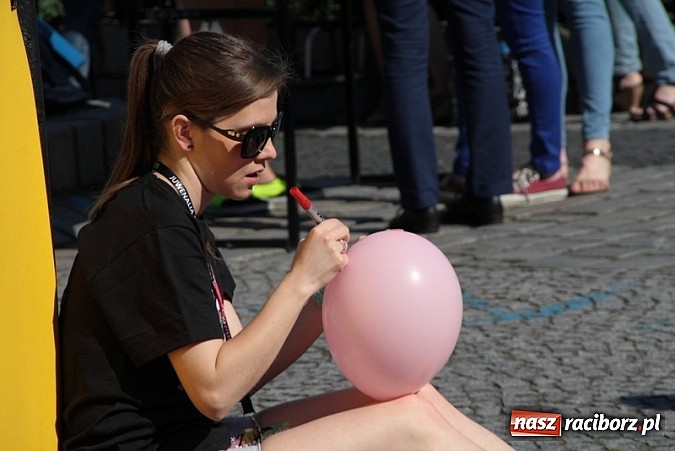Zdjęcie w galerii na portalu naszraciborz.pl: Studencki kolorowy happening na Rynku wiadomości z regionu