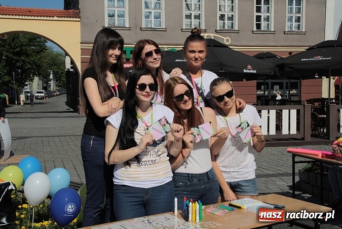 Zdjęcie w galerii na portalu naszraciborz.pl: Studencki kolorowy happening na Rynku wiadomości z regionu