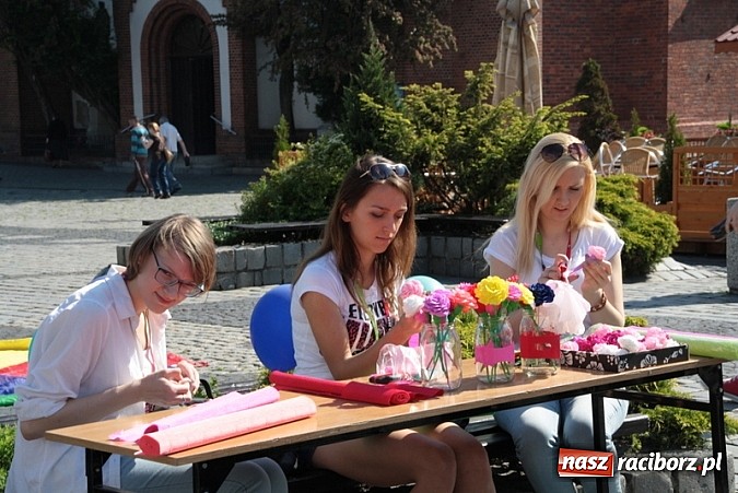 Zdjęcie w galerii na portalu naszraciborz.pl: Studencki kolorowy happening na Rynku wiadomości z regionu