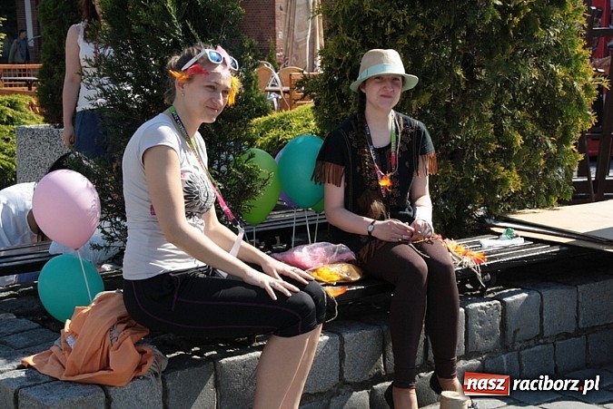 Zdjęcie w galerii na portalu naszraciborz.pl: Studencki kolorowy happening na Rynku wiadomości z regionu
