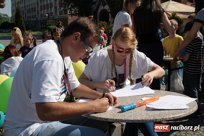 Zdjęcie w galerii na portalu naszraciborz.pl: Studencki kolorowy happening na Rynku wiadomości z regionu