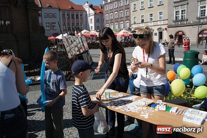 Zdjęcie w galerii na portalu naszraciborz.pl: Studencki kolorowy happening na Rynku wiadomości z regionu