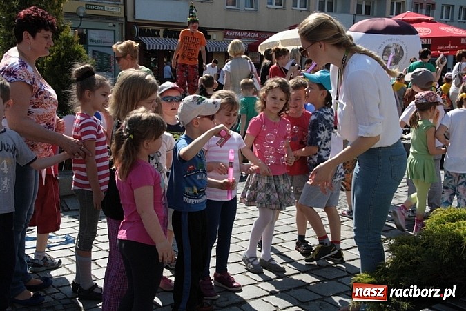 Zdjęcie w galerii na portalu naszraciborz.pl: Studencki kolorowy happening na Rynku wiadomości z regionu