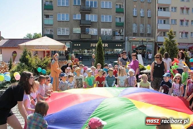 Zdjęcie w galerii na portalu naszraciborz.pl: Studencki kolorowy happening na Rynku wiadomości z regionu