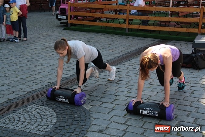 Zdjęcie w galerii na portalu naszraciborz.pl: Studencki kolorowy happening na Rynku wiadomości z regionu