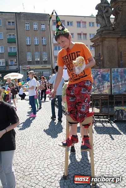 Zdjęcie w galerii na portalu naszraciborz.pl: Studencki kolorowy happening na Rynku wiadomości z regionu