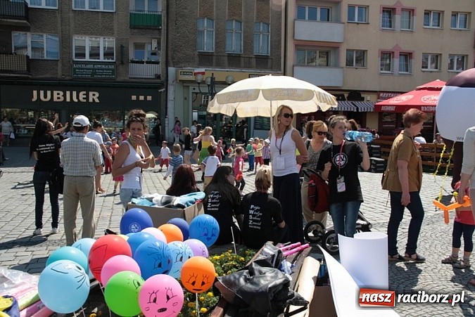 Zdjęcie w galerii na portalu naszraciborz.pl: Studencki kolorowy happening na Rynku wiadomości z regionu