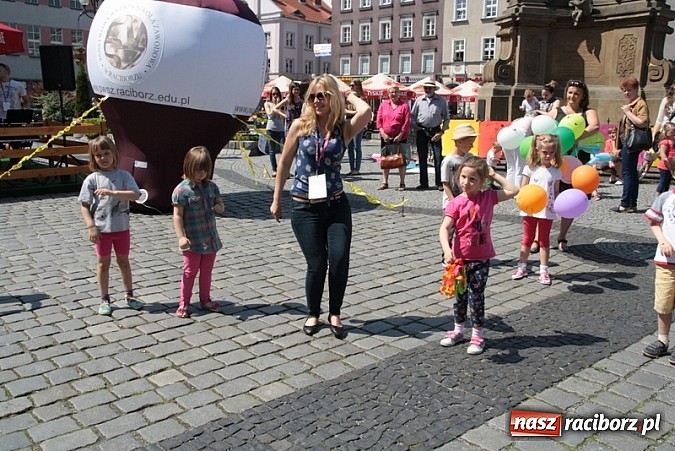 Zdjęcie w galerii na portalu naszraciborz.pl: Studencki kolorowy happening na Rynku wiadomości z regionu