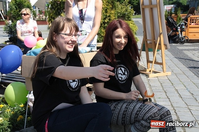 Zdjęcie w galerii na portalu naszraciborz.pl: Studencki kolorowy happening na Rynku wiadomości z regionu
