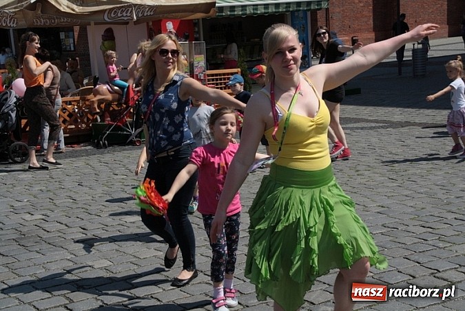 Zdjęcie w galerii na portalu naszraciborz.pl: Studencki kolorowy happening na Rynku wiadomości z regionu