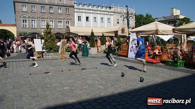Zdjęcie w galerii na portalu naszraciborz.pl: Studencki kolorowy happening na Rynku wiadomości z regionu