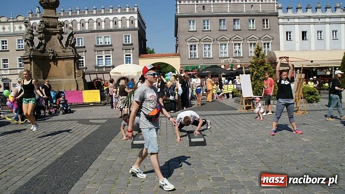 Zdjęcie w galerii na portalu naszraciborz.pl: Studencki kolorowy happening na Rynku wiadomości z regionu