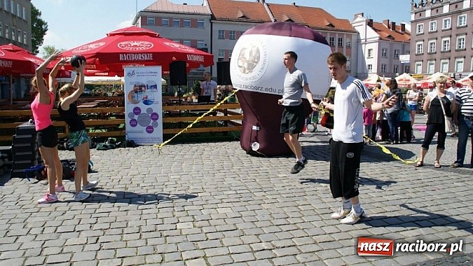 Zdjęcie w galerii na portalu naszraciborz.pl: Studencki kolorowy happening na Rynku wiadomości z regionu