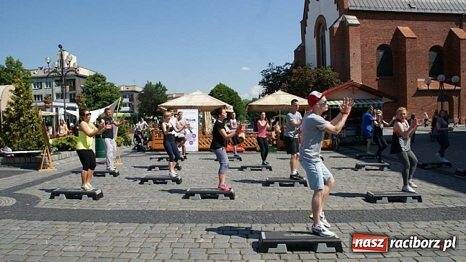 Zdjęcie w galerii na portalu naszraciborz.pl: Studencki kolorowy happening na Rynku wiadomości z regionu