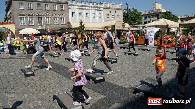 Zdjęcie w galerii na portalu naszraciborz.pl: Studencki kolorowy happening na Rynku wiadomości z regionu