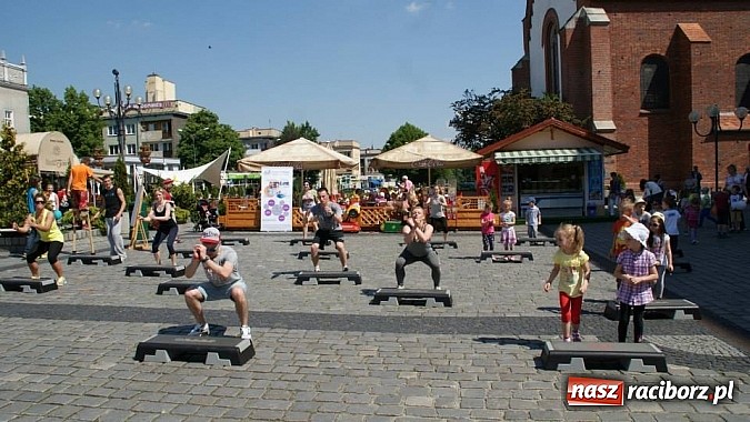 Zdjęcie w galerii na portalu naszraciborz.pl: Studencki kolorowy happening na Rynku wiadomości z regionu