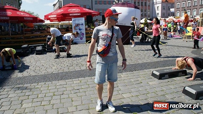 Zdjęcie w galerii na portalu naszraciborz.pl: Studencki kolorowy happening na Rynku wiadomości z regionu