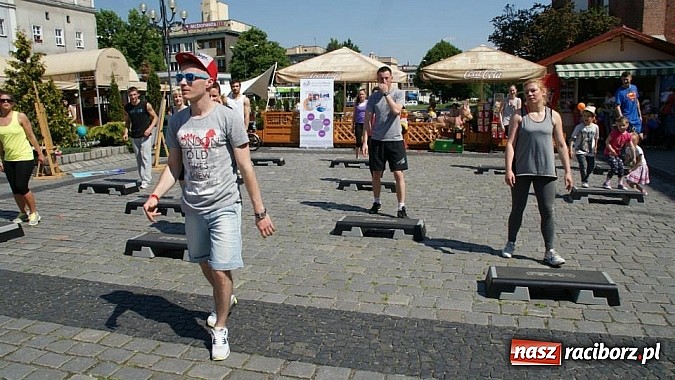 Zdjęcie w galerii na portalu naszraciborz.pl: Studencki kolorowy happening na Rynku wiadomości z regionu