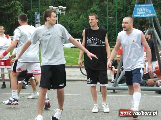 Zdjęcie w galerii na portalu naszraciborz.pl: Streetball na Placu Długosza wiadomości z regionu