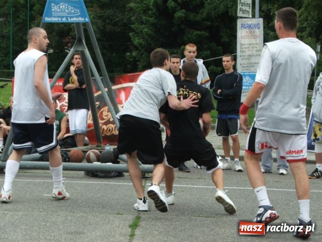Zdjęcie w galerii na portalu naszraciborz.pl: Streetball na Placu Długosza wiadomości z regionu