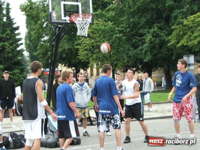 Zdjęcie w galerii na portalu naszraciborz.pl: Streetball na Placu Długosza wiadomości z regionu