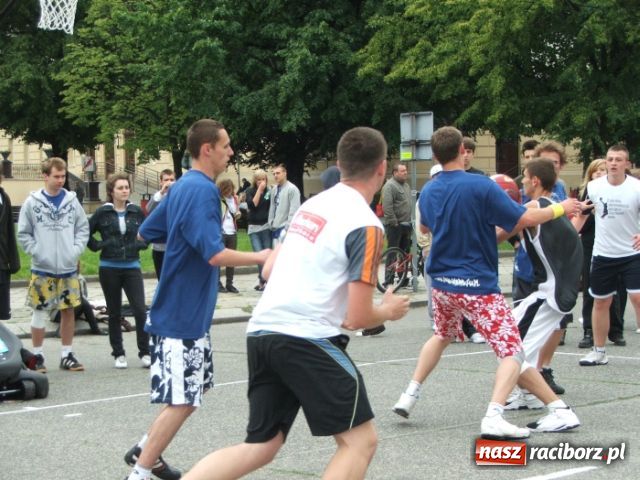 Zdjęcie w galerii na portalu naszraciborz.pl: Streetball na Placu Długosza wiadomości z regionu