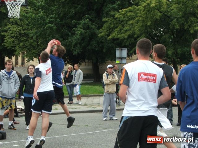 Zdjęcie w galerii na portalu naszraciborz.pl: Streetball na Placu Długosza wiadomości z regionu